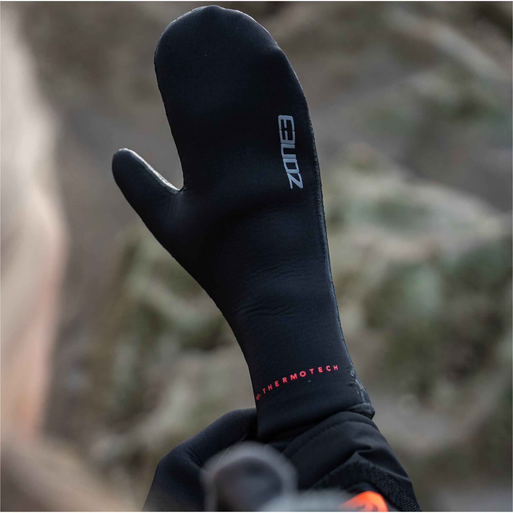 2026 ZONE3 Thermo Tech Warmth Svømmevanter NA24UHTM101 - Black / Sølv / Rød